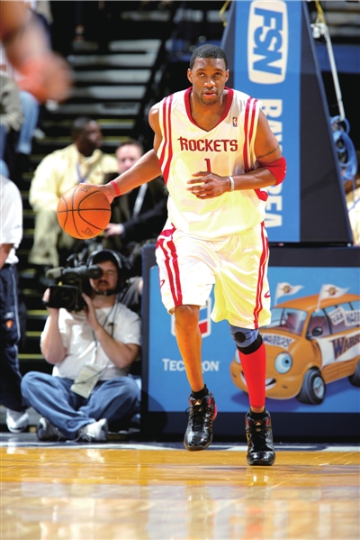 详解棒球规则中的“投手违例”定义及其对跑垒员进垒的补偿逻辑