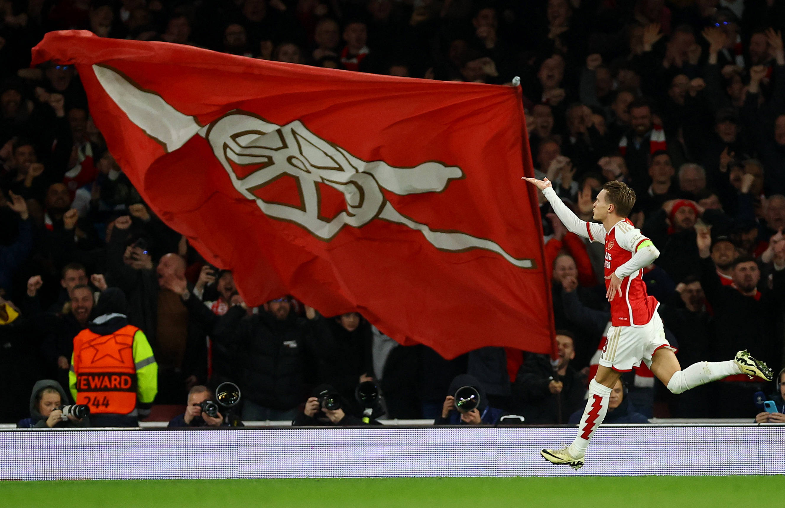 🚨 劳尔·阿森西奥为皇家马德里打入首粒进球。 来源：Madrid Xtra